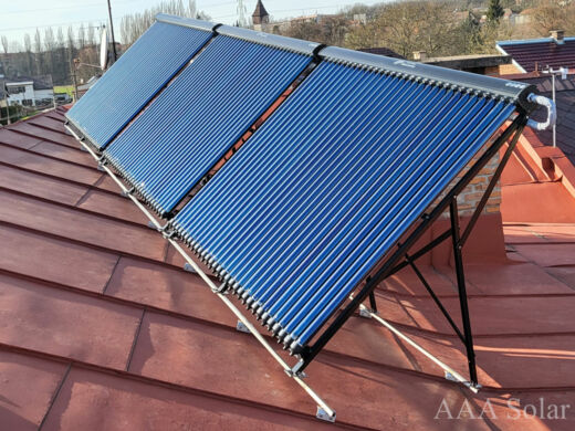 Instalace solárních kolektorů na střechu s obráceným sklonem.
