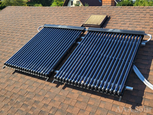 Montáž solárních kolektorů na šikmé šindelové střeše.