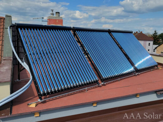 Montáž solárních kolektorů na šikmé střeše s malým sklonem.