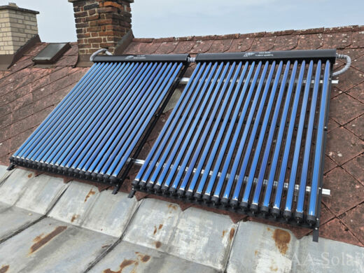 Montáž solárních kolektorů na šikmou eternitovou střechu.