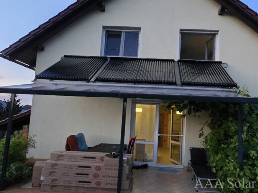 Montáž solárních kolektorů nad prosklenou terasou.