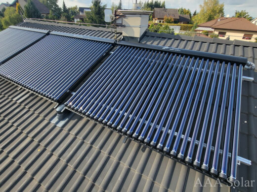 Montáž solárních trubicových kolektorů na šikmé střeše.