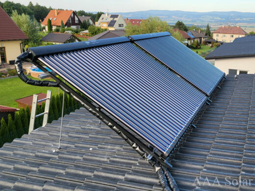 Montáž solárního systému na šikmou střechu s obráceným sklonem.