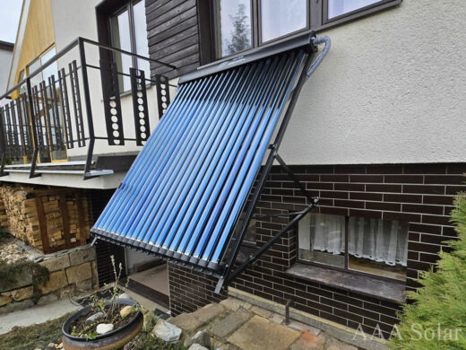 Montáž trubicového kolektoru na svislé stěně s konstrukcí.