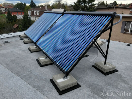 Montáž trubicových kolektorů na patkách na rovné střeše,