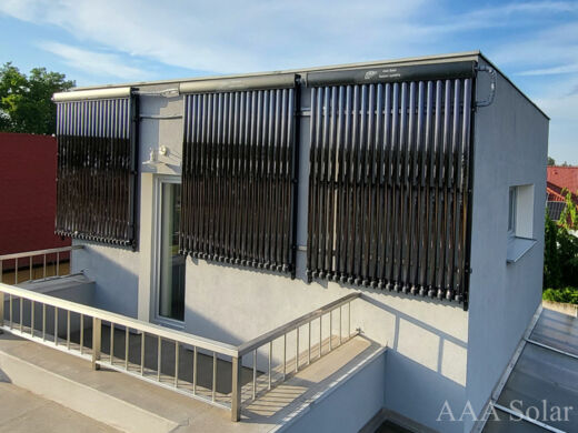 Montáž trubicových kolektorů přímo na svislé stěně.