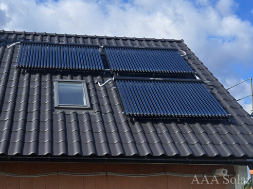 Solární kolektory na ohřev vody na šikmé taškové střeše.