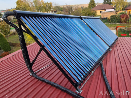 Solární kolektory na šikmé plechové střeše s natočením na jih.