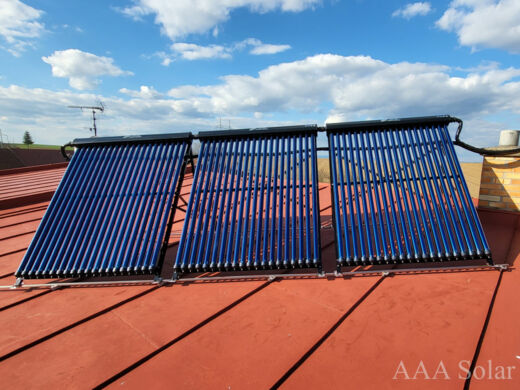 Solární kolektory na šikmé plechové střeše s natočením na jih.