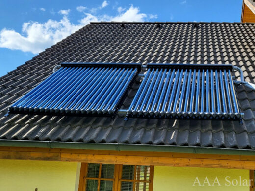 Solární kolektory na šikmé taškové střeše.