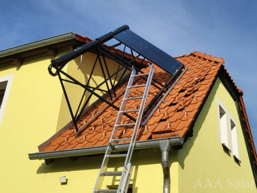 Solární kolektory na šikmé taškové střeše s natočením na jih.