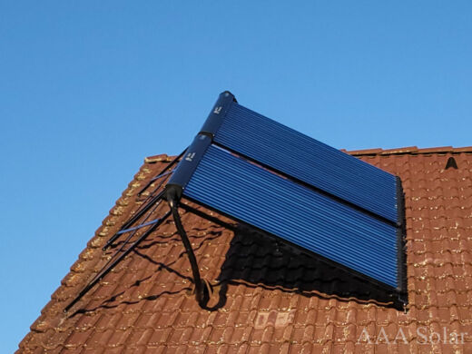 Solární kolektory na šikmé taškové střeše s natočením na jih.