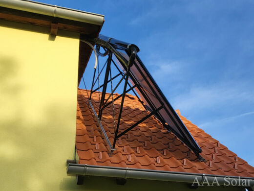 Solární kolektory na šikmé taškové střeše s natočením na jih.