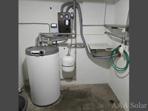 Solární ohřev vody s bojlerem 125 litrů umístěném ve sklepě.