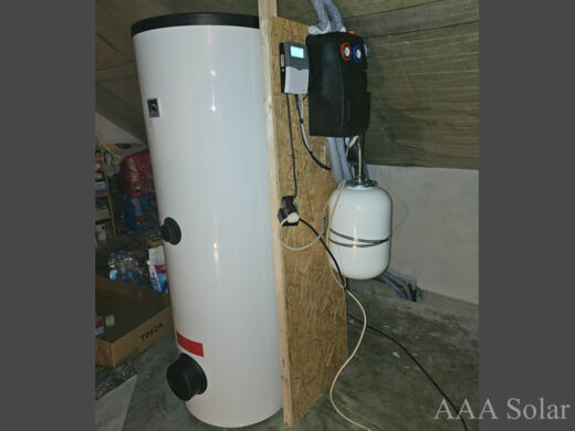 Solární ohřev vody s bojlerem umístěným na půdě.