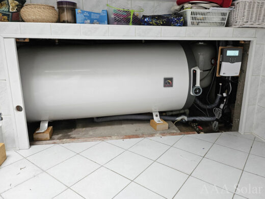 Solární ohřev vody s ležatým bojlerem v koupelně.