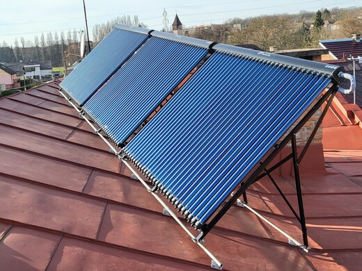 Solární ohřev vody s přitápěním, obrácený sklon střechy