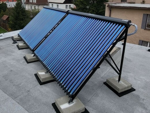 Solární ohřev vody s přitápěním, rovná střecha