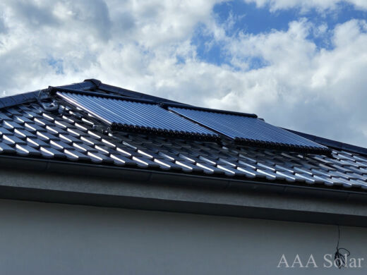 Solární trubicové kolektory na šikmé taškové střeše.