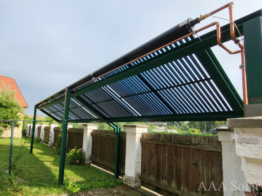 Solární trubicové kolektory na speciální ocelové konstrukci.