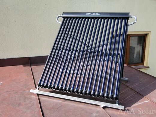 Solární trubicový kolektor na rovné plechové střeše.