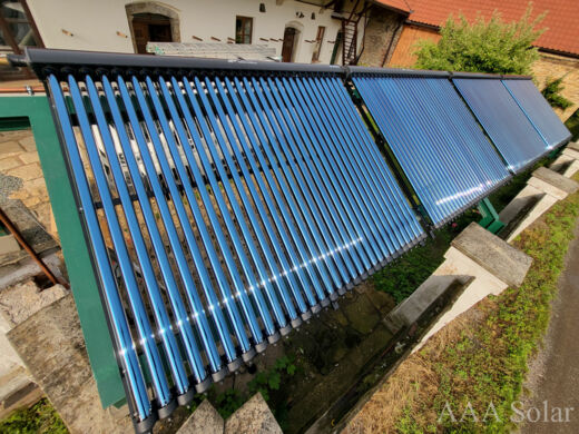 Trubicové kolektory nainstalované na ocelové konstrukci.