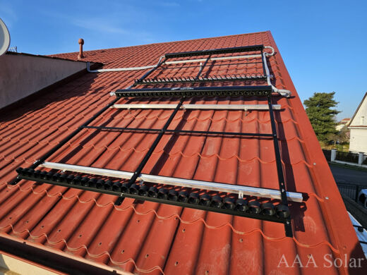 Trubicové solární kolektory na šikmé plechové střeše.