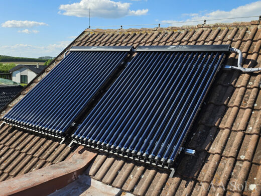 Trubicové solární kolektory na šikmé taškové střeše.