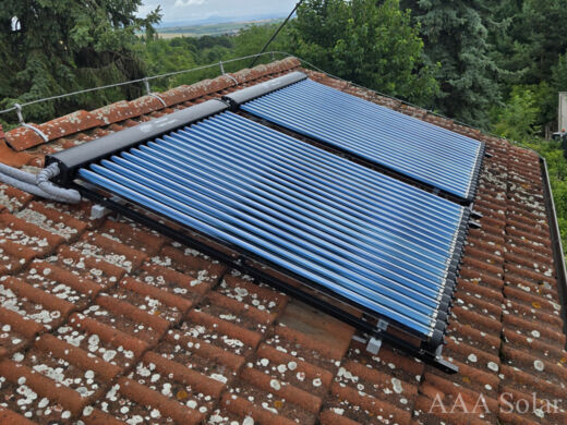 Trubicové solární kolektory na šikmé taškové střeše.