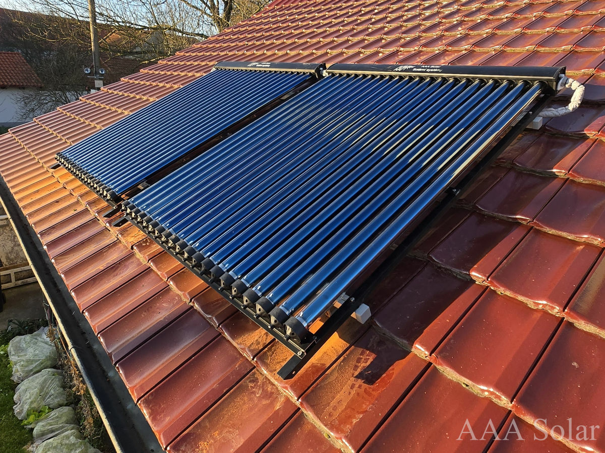 Solární kolektory s instalací na šikmé taškové střeše.